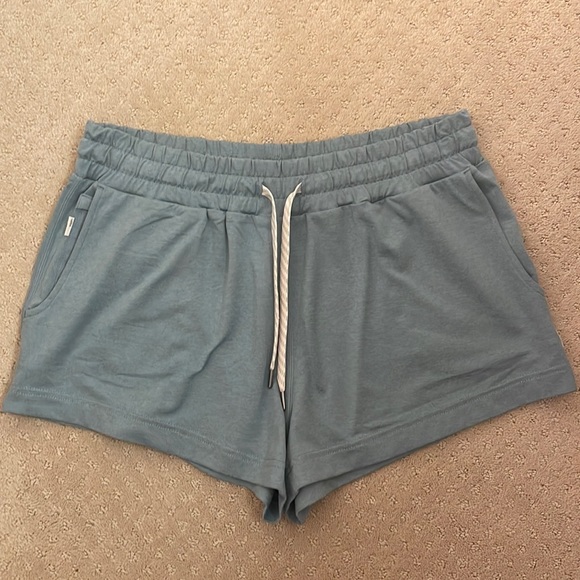 Vuori Pants - Vuori Women’s Halo Performance Shorts Size Small